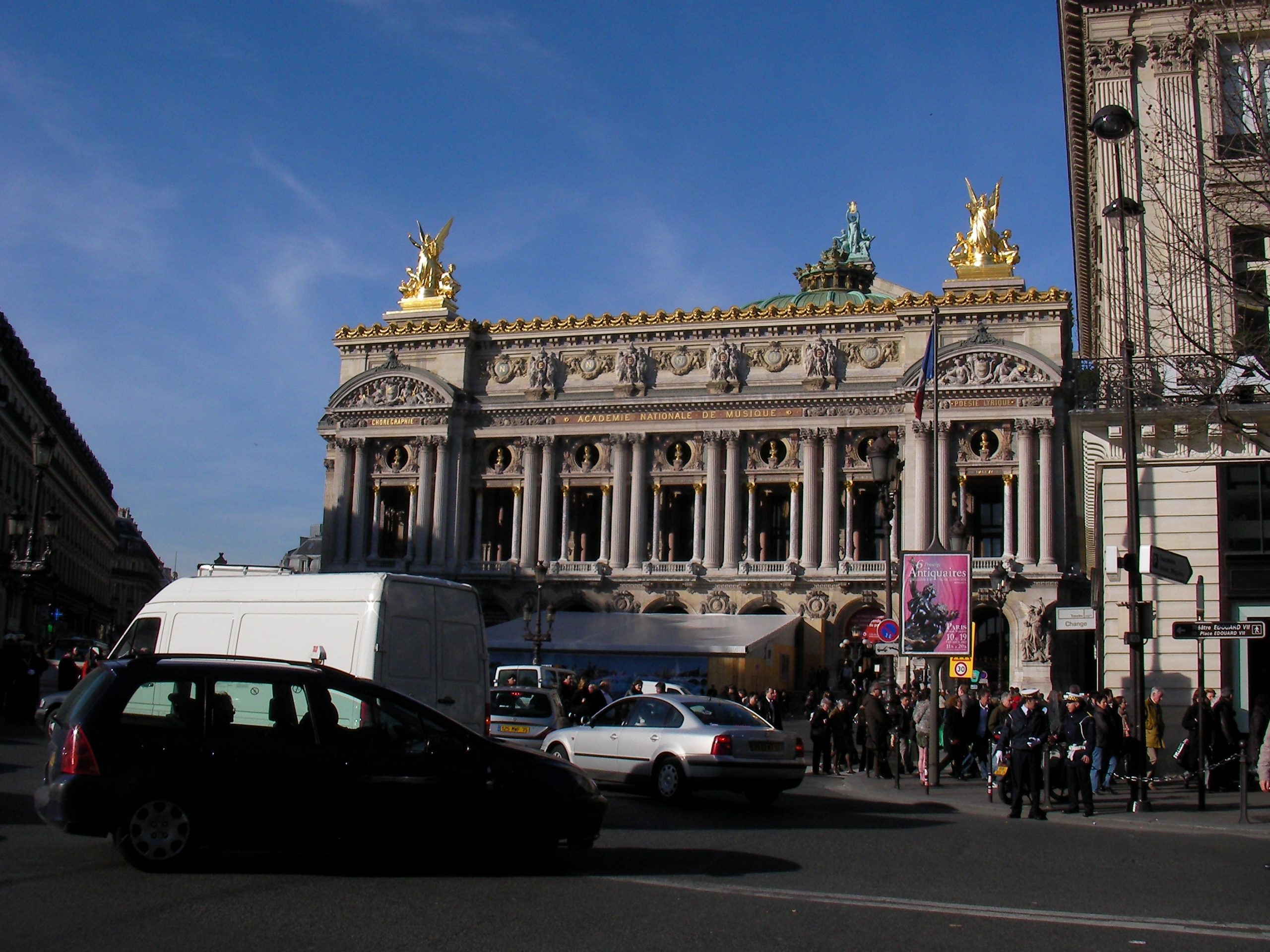 SANY0172 scaled - パリの街を走る観光バス